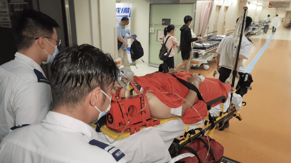 坪輋車房七人車唧起維修遭車撞跌 男工下半身被壓逾1小時救出送院。黎志偉攝 坪輋車房七人車唧起維修遭車撞跌 男工下半身被壓逾1小時救出送院。黎志偉攝