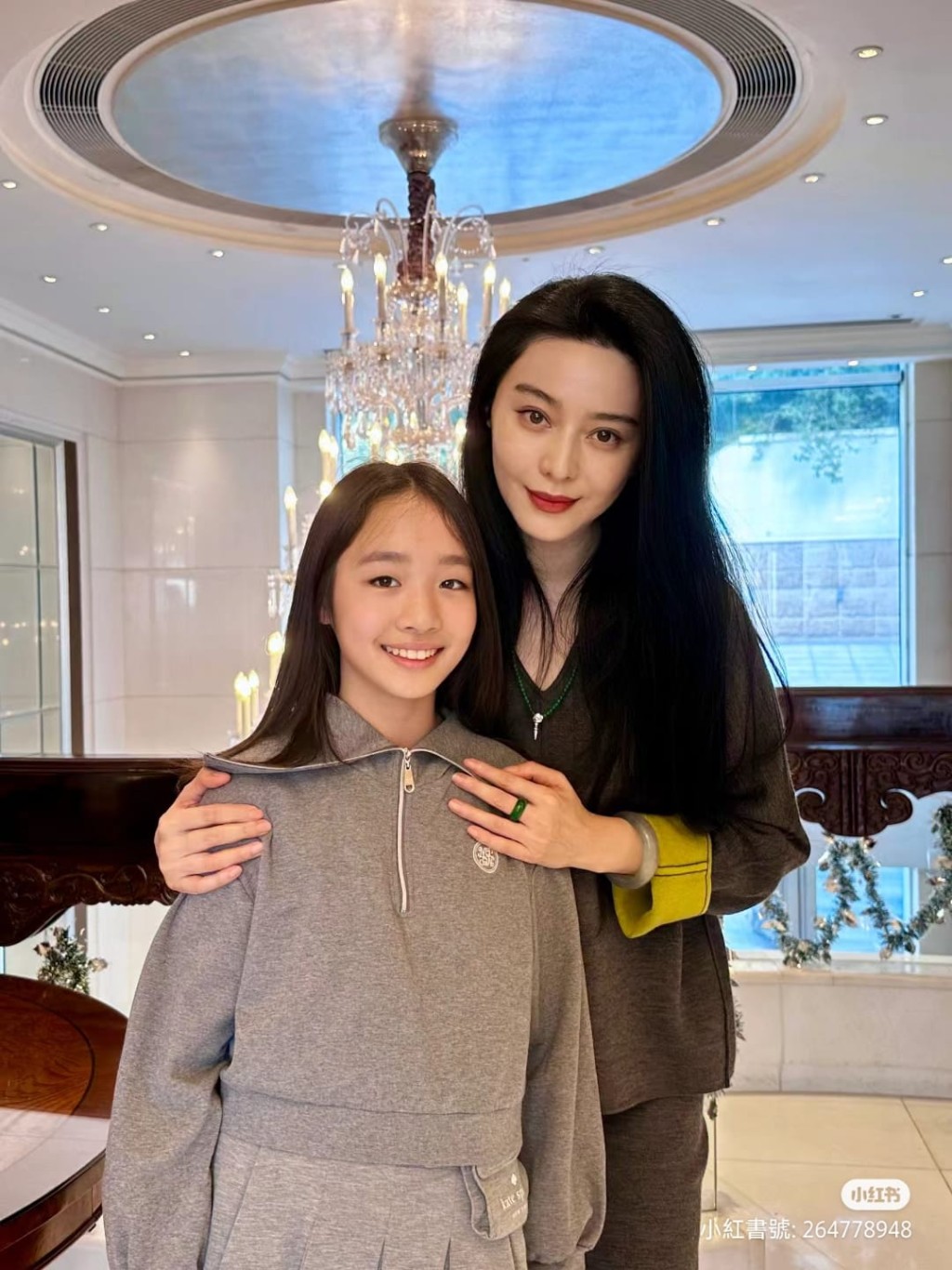 昨日有小紅書博主分享出她的女兒與范冰冰的合照。