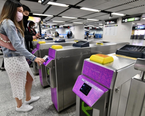 港鐵站有顯眼的紫色標示，方便乘客辨識提供二維碼服務的出入閘機。