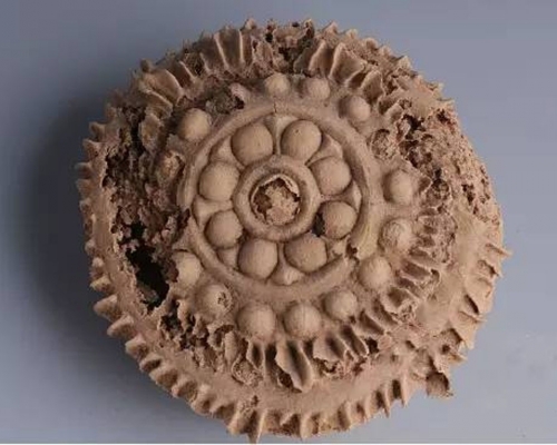 新疆出土的1400年前唐代月餅爆紅，該月餅花紋完整，驗證了唐朝豐富多彩的飲食文化。