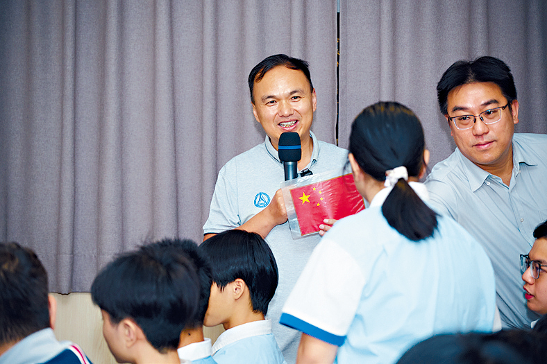 航天科普專家雷占許傳承航天精神,建設航天強國。 航天科普專家雷占許傳承航天精神,建設航天強國。