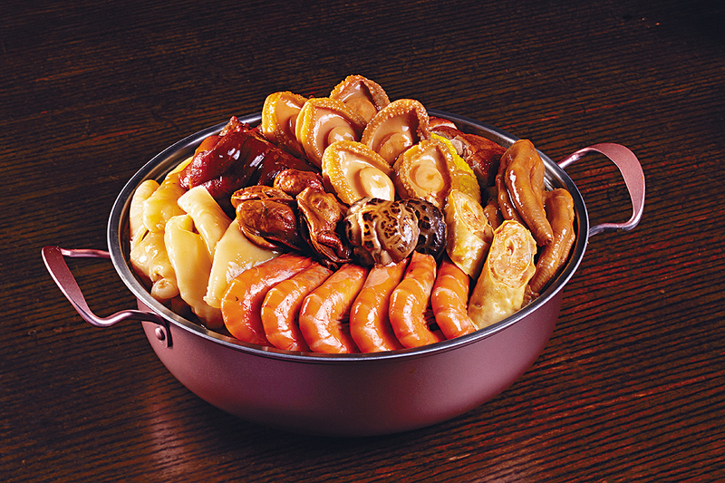 淮揚豐味盆菜嚴選小元蹄、醬鴨、鹹雞、扣肉及上海年糕等地道美食，加上鮑魚、花膠和海參等海味。