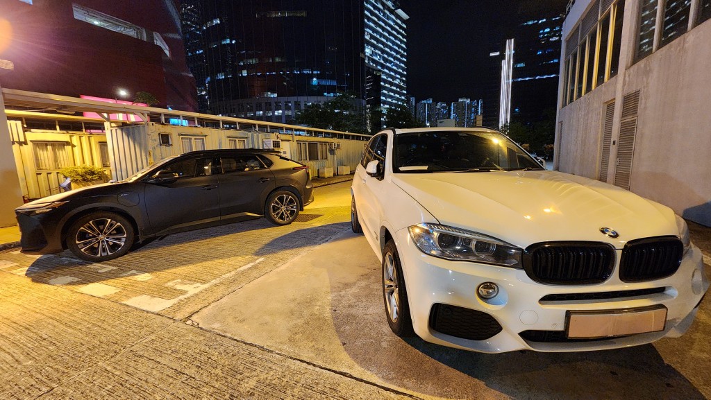 兩輛涉案私家車亦已被扣留調查及作進一步檢驗。黃文威攝 兩輛涉案私家車亦已被扣留調查及作進一步檢驗。黃文威攝