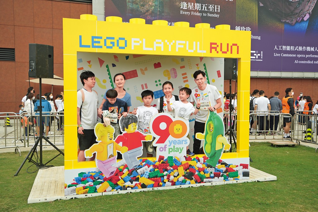 不少參加玩樂跑的樂高粉絲，都在場內不同位置與親朋好友聚在一起拍照留念！