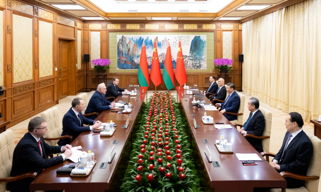 國家主席習近平12月4日在北京釣魚台國賓館會見白俄羅斯總統盧卡申科。 新華社