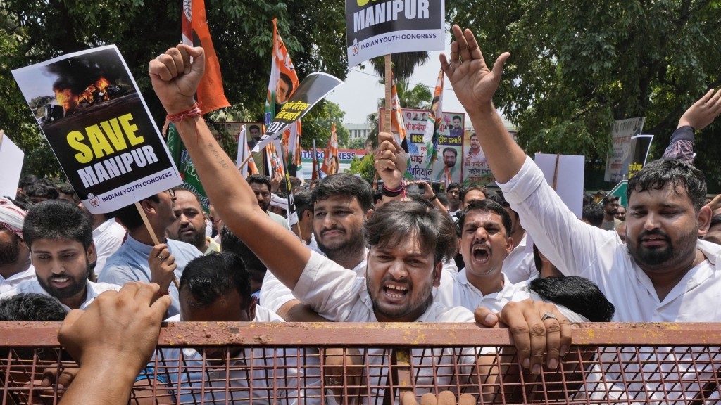 印度民众到国会外抗议曼尼普尔暴乱。 美联社