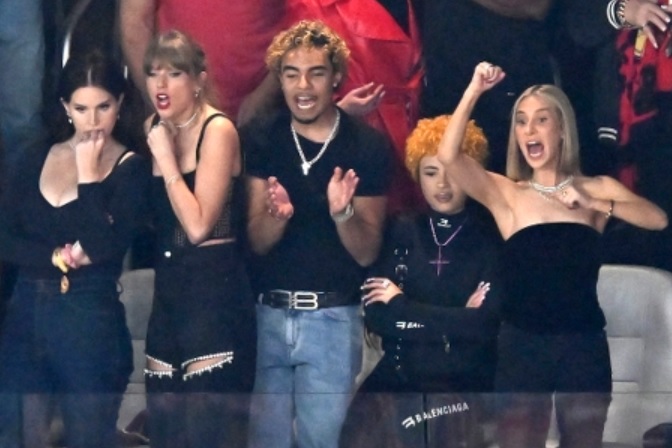 Taylor和好友Lana del Rey（左一）、Ice Spice（右二）、Ashley Avignone（右一）睇波睇到超緊張。