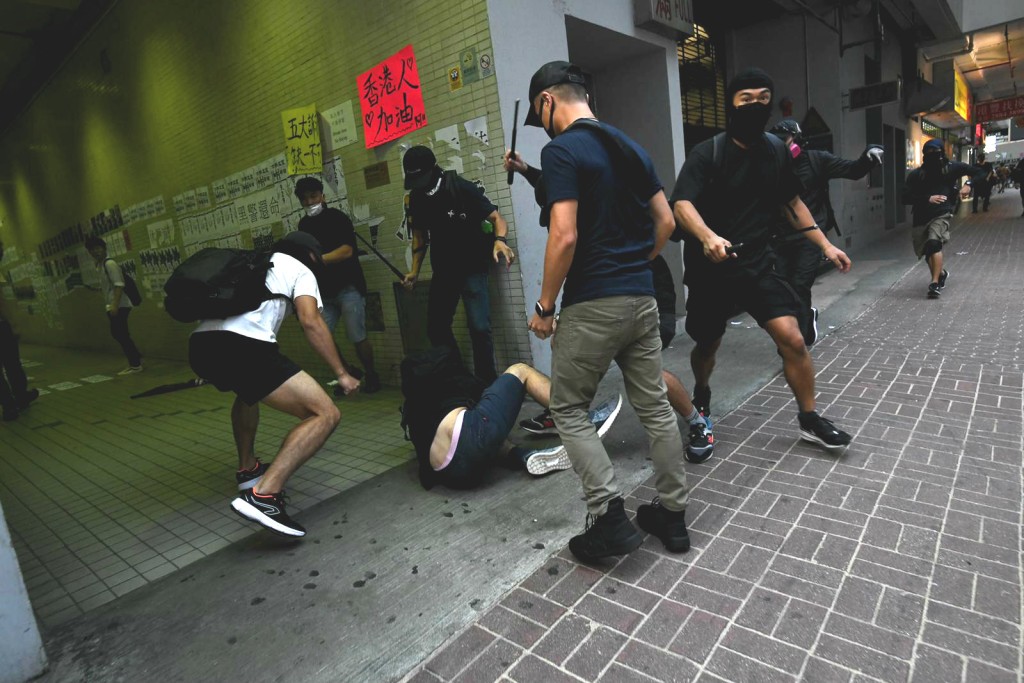 警員拘捕過百人。