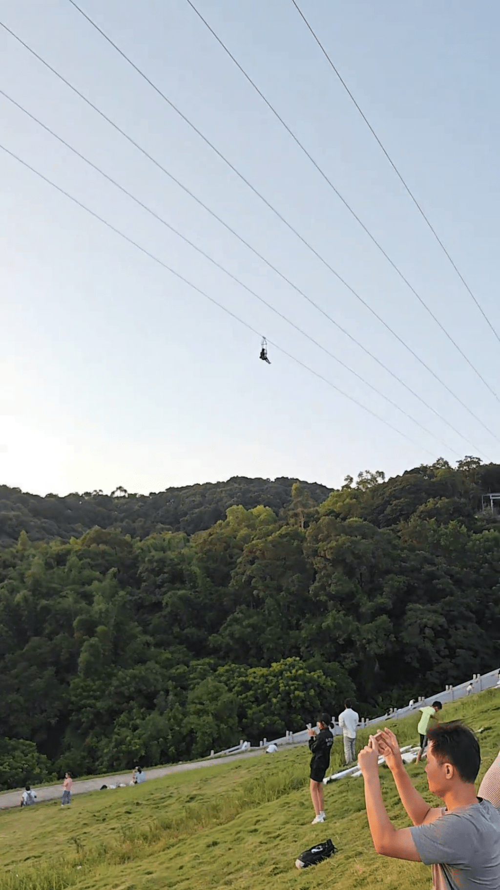 广州白云山游客被困高空飞索，停在半空。