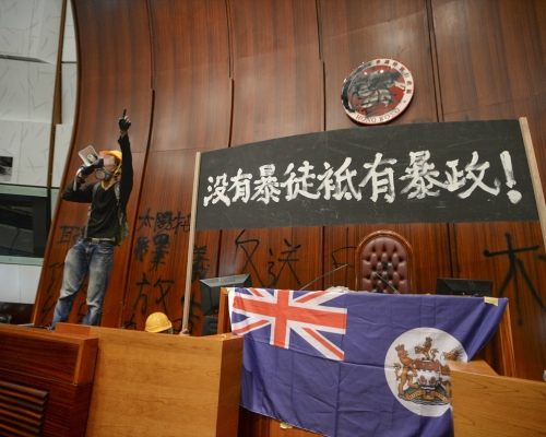 大批示威者7月1日闖入立法會大肆破壞。資料圖片