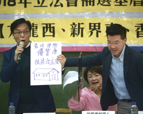 范國威(右)自言提議高球場建屋,被黃成智斥:乜都冇做又邀功