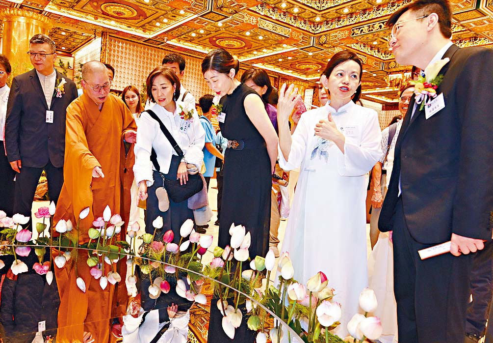 寶蓮禪寺方丈淨因大和尚(前左二)與星島新聞集團廣告及業務發展執行副總經理蘇美芳(前右二)及嘉賓觀賞荷花。 寶蓮禪寺方丈淨因大和尚(前左二)與星島新聞集團廣告及業務發展執行副總經理蘇美芳(前右二)及嘉賓觀賞荷花。