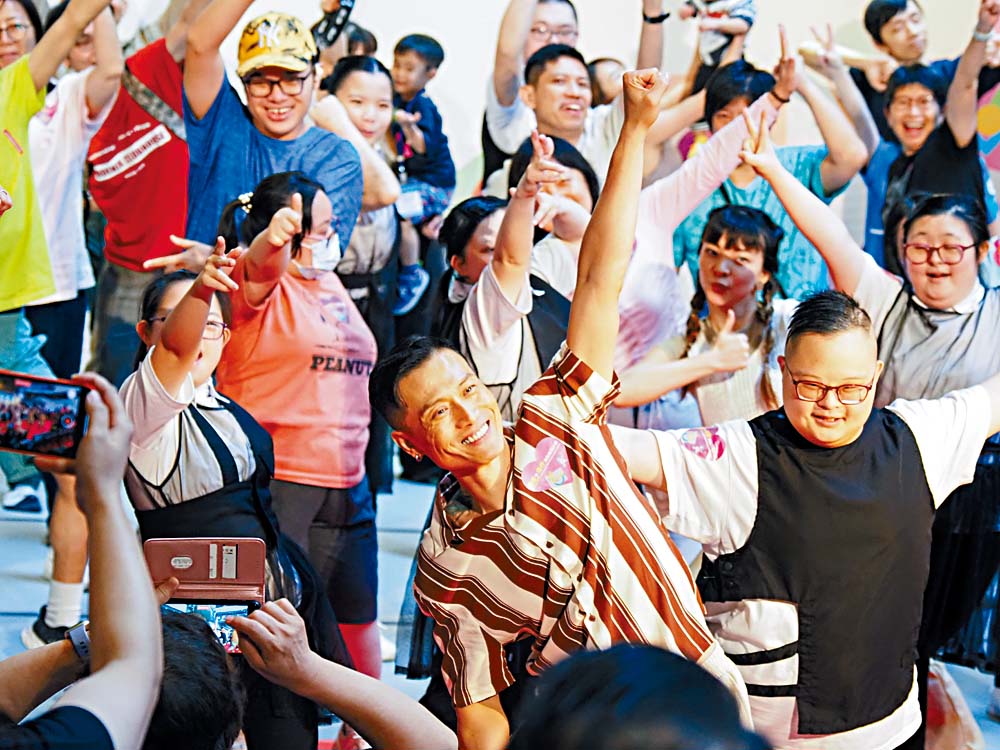 資深舞蹈家兼計劃藝術顧問王廷琳帶領觀眾共舞。