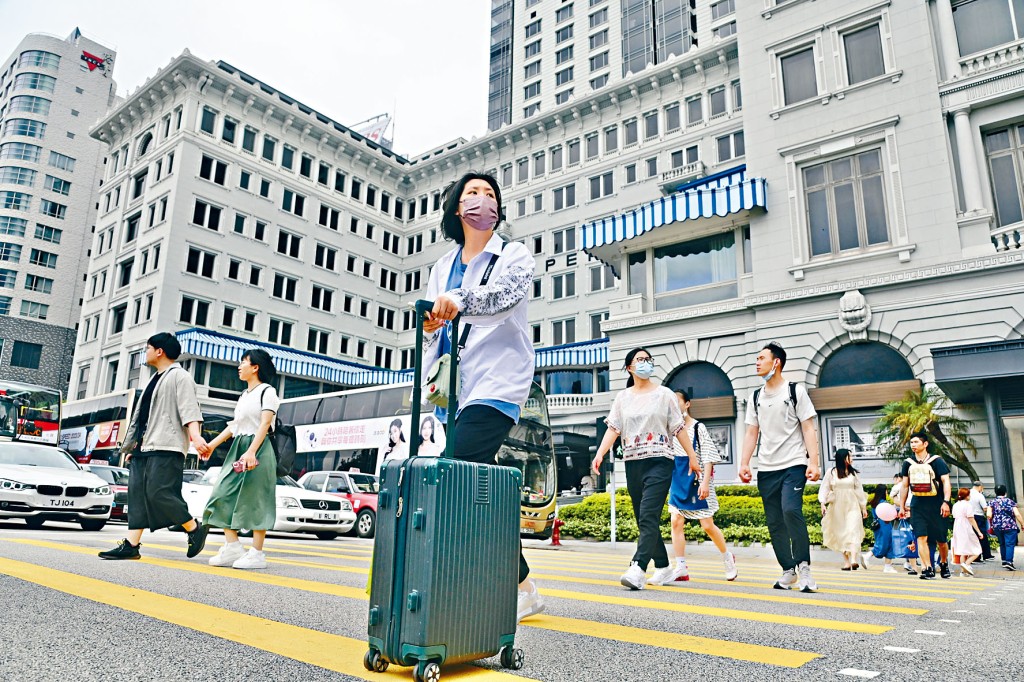 中秋國慶假期揭開序幕,內地今日亦迎來8日「黃金小長假」,不少內地旅客訪港。