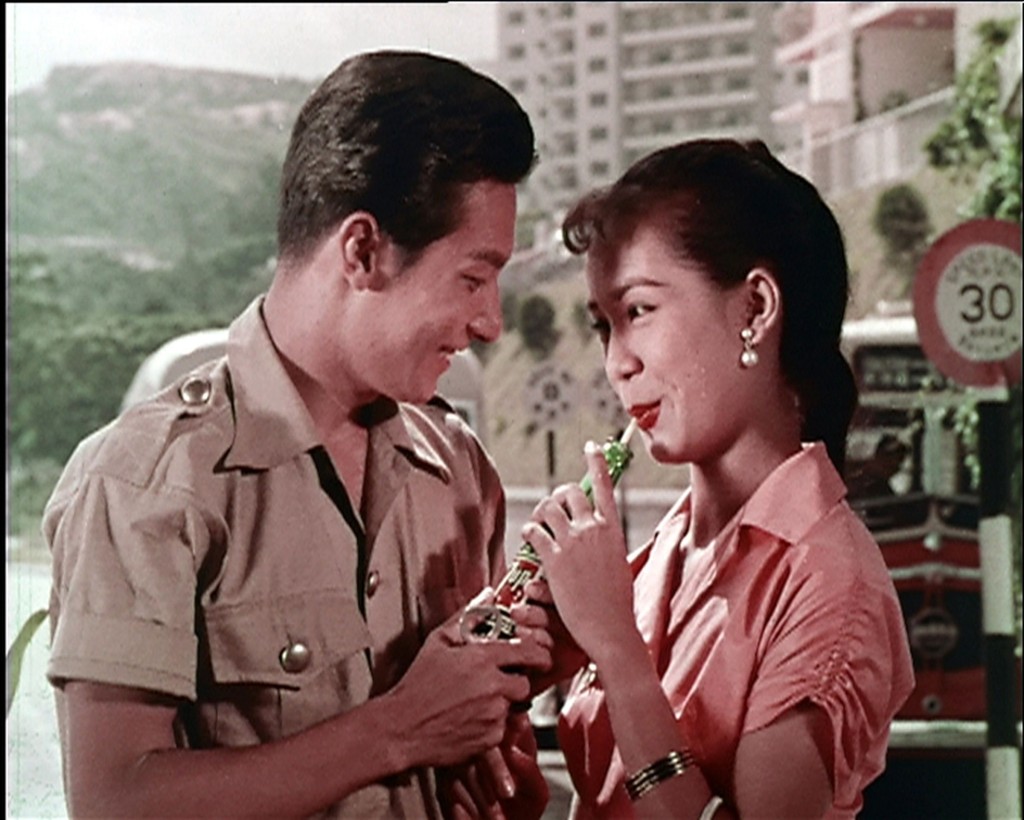 张英才与林凤的《玉女惊魂》（1958）剧照。