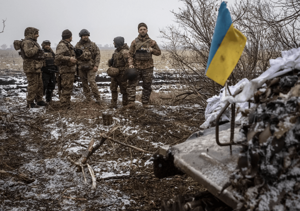 2023 年 2 月 1 日，在烏克蘭頓涅茨克地區，俄羅斯對烏克蘭發動進攻時，烏克蘭軍人站在前線附近的陣地。路透社