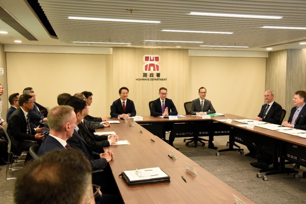 邱國鼎(中)表示，透過引入內地的設計標準、建築物料、裝備及施工規範，從而善用內地施工模式、技術及資源於鐵路建設以奠定基礎。政府新聞處