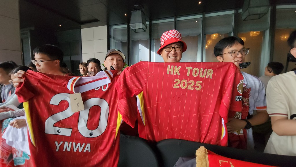 施先生亦帶了印有「HK TOUR 2025」的球衣。 施先生亦帶了印有「HK TOUR 2025」的球衣。