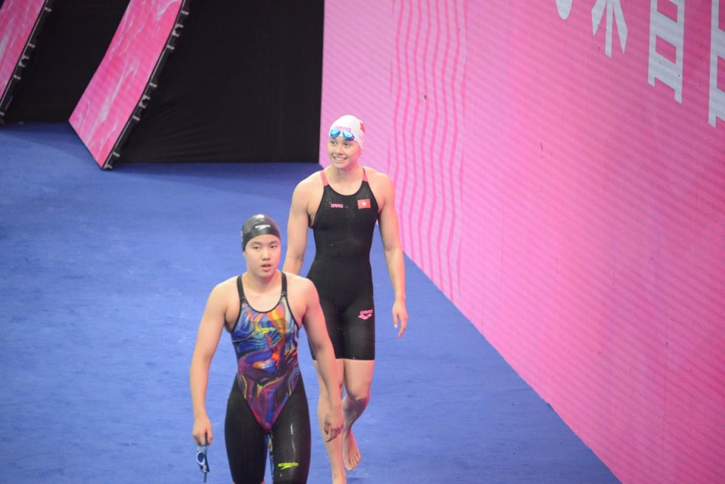 何詩蓓(後)于子迪(前)200自小組同組競賽。楊功煜攝 何詩蓓(後)于子迪(前)200自小組同組競賽。楊功煜攝