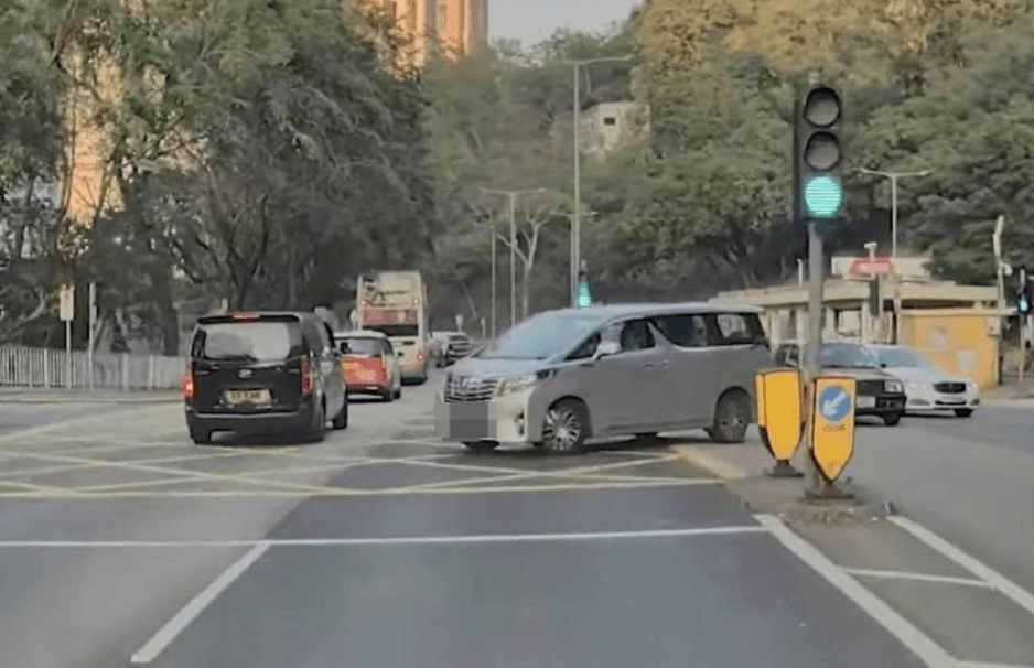 除了荃灣的驚險片段外，亦有網民上載另一段行車記錄儀影片，指出相信是同一輛七人車在較早時間亦曾重施故技違規。網上圖片