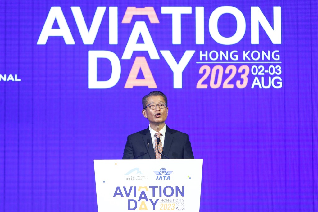 陈茂波指香港机场客运量在2020年增加至7000万，货运吞套量增至4.2吨。郑丹尼摄
