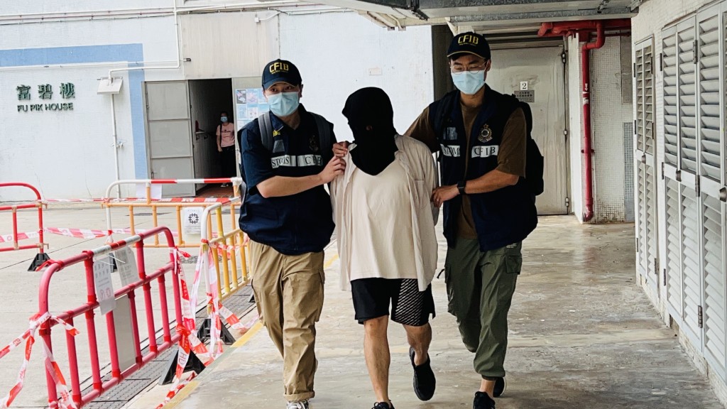 海关于行动中拘捕3名本地男女。蔡楚辉摄
