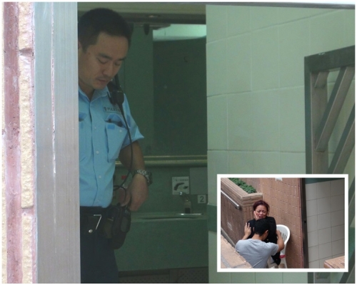 男子被发现倒毙在加士居道的公厕内，小图为死者亲友赶到现场。林思明摄