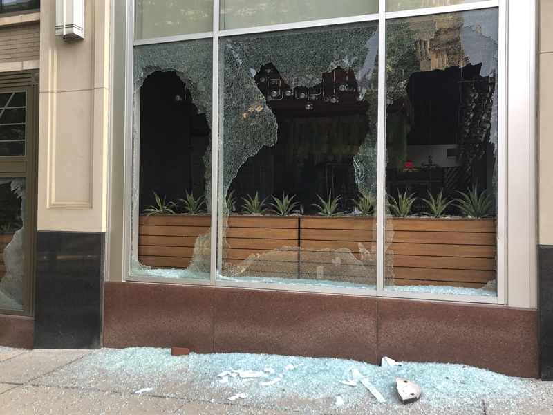 示威者在市中心街上捣乱捣毁商铺。AP 