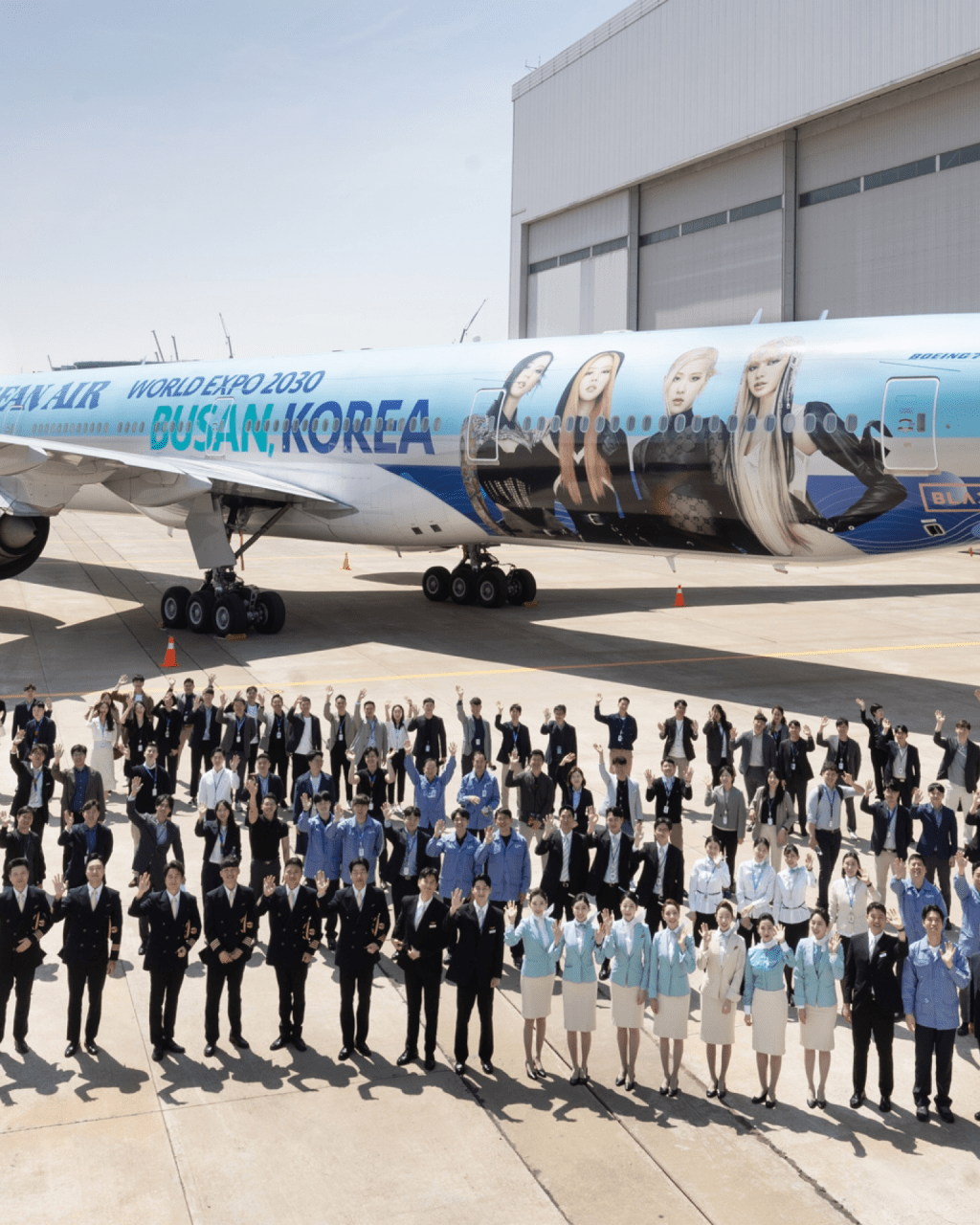 大韩航空公开以当红女团Blackpink照片涂装的特别版波音777-300ER机身。twitter