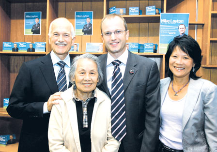 由香港移民加拿大的華裔國會議員鄒至蕙與丈夫林頓(已故，左起)、母親及繼子繼子米高林頓（Michael Layton）合影。 互聯網