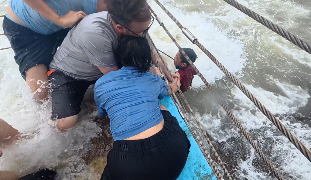男童被海浪捲出護攔，幸多名旅客合力救回。抖音＠Sky__遠渡