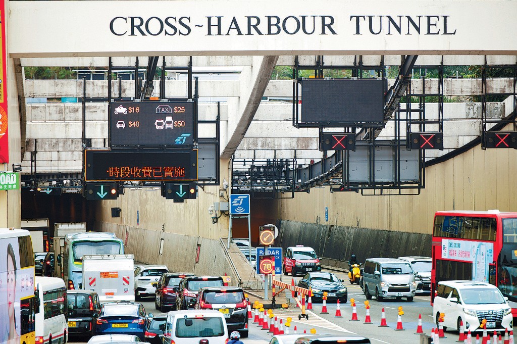 三條過海隧道實施分時段收費的首個工作天，西隧出現人為錯誤的「甩轆」 。資料圖片