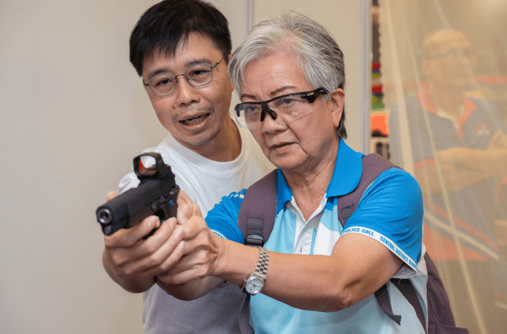 會員體驗氣槍射擊。