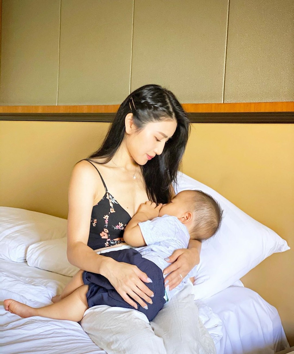 林芊妤表示兒子「翟伯伯」現在還不戒人奶。