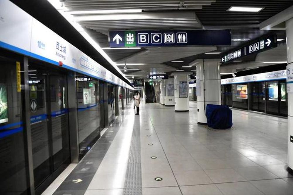 近兩周在北京，工作日地鐵客運量大跌。