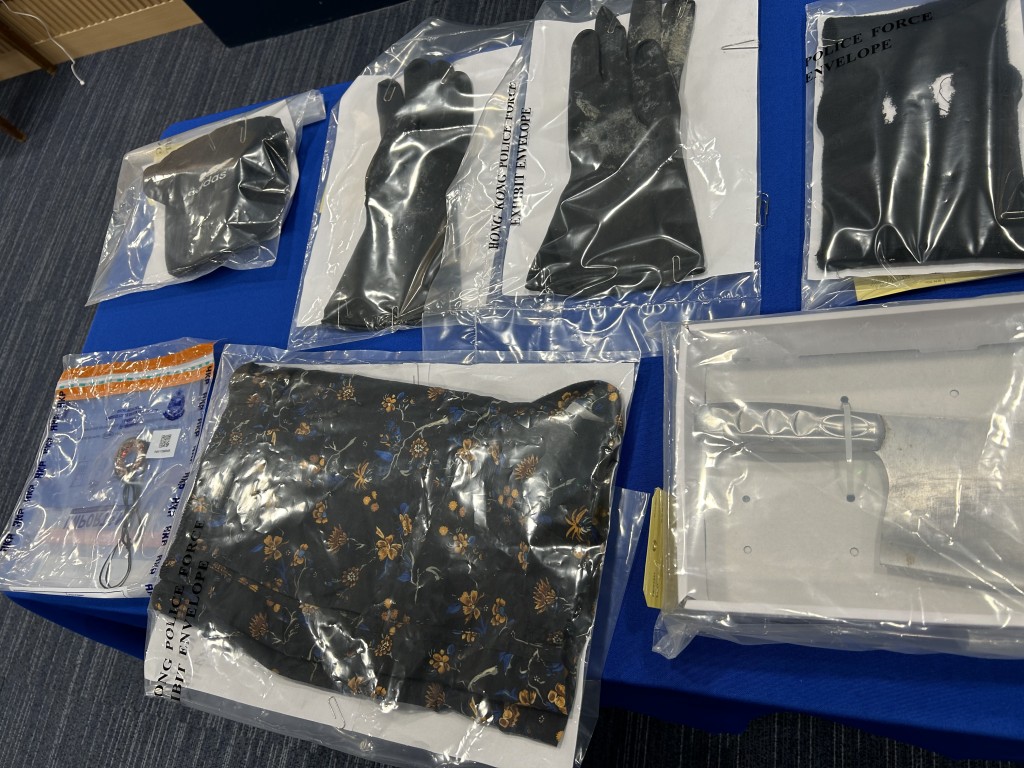 警方經追查後,拘捕一名同涉兩案的非華裔疑犯。 警方經追查後,拘捕一名同涉兩案的非華裔疑犯。