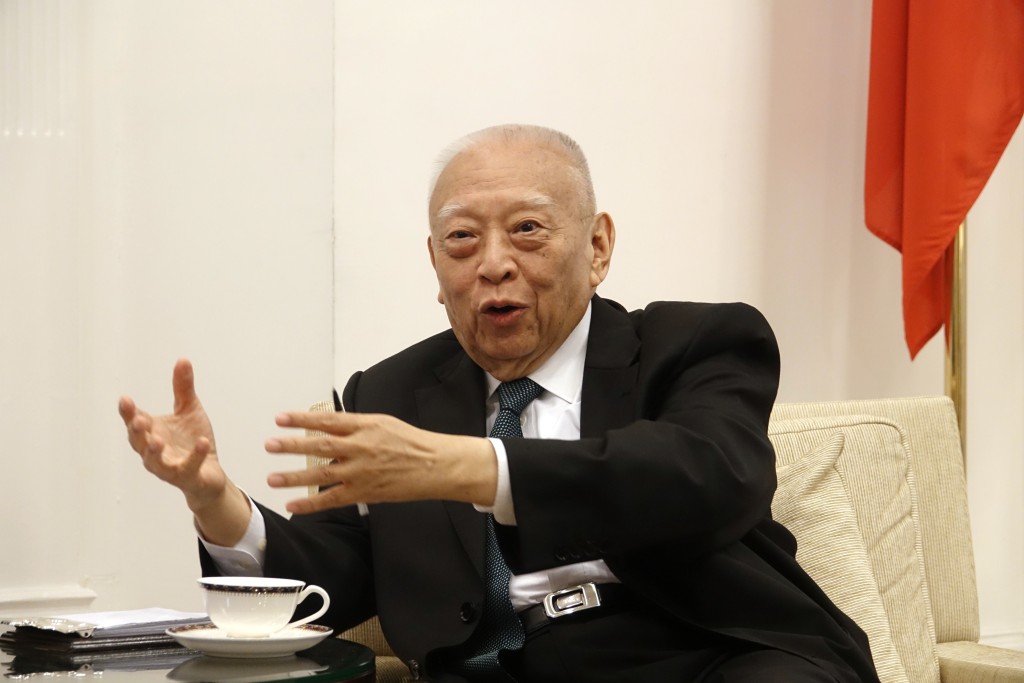 譚耀宗指,董建華在任內雖然面對反對派在立法會等場合的頻繁攻擊和衝擊,承受了不少委屈,但他始終表現出勇於承擔、自我檢視的態度。資料圖片 譚耀宗指,董建華在任內雖然面對反對派在立法會等場合的頻繁攻擊和衝擊,承受了不少委屈,但他始終表現出勇於承擔、自我檢視的態度。資料圖片