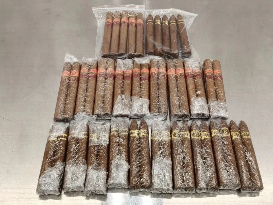 北上「水貨客」福田口岸被截查,褲檔藏48支雪茄。 北上「水貨客」福田口岸被截查,褲檔藏48支雪茄。