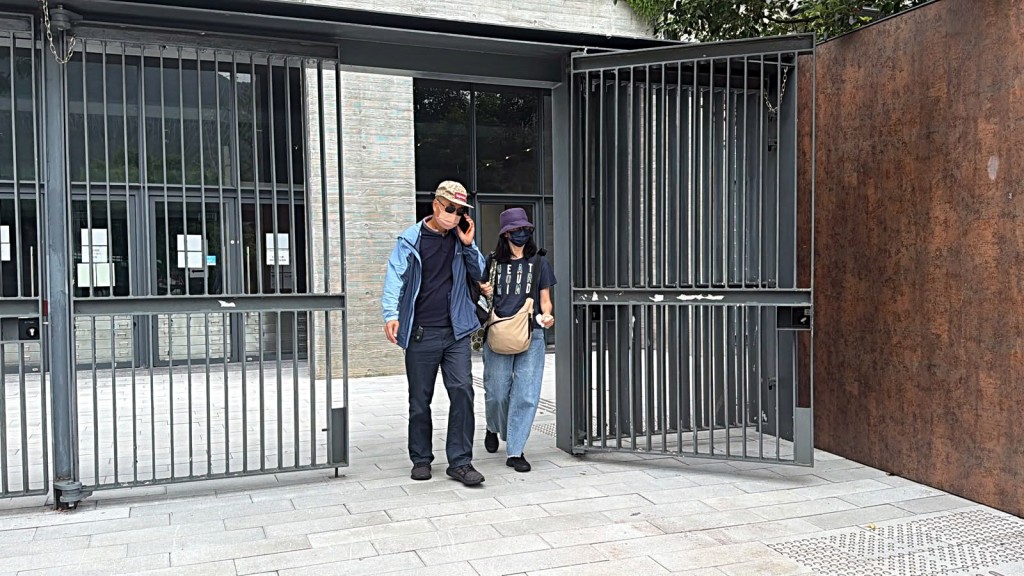 女死者家屬認屍後離去。梁國峰攝 女死者家屬認屍後離去。梁國峰攝