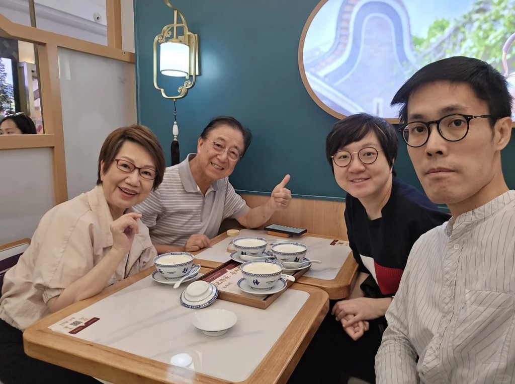 張文新在小紅書分享家庭照,女兒近照罕曝光,被指連女婿都跟外父外母有些似樣。 張文新在小紅書分享家庭照,女兒近照罕曝光,被指連女婿都跟外父外母有些似樣。