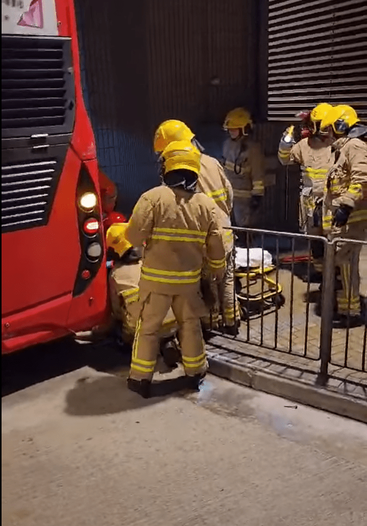 消防員將傷者救出。fb：車cam L（香港群組）