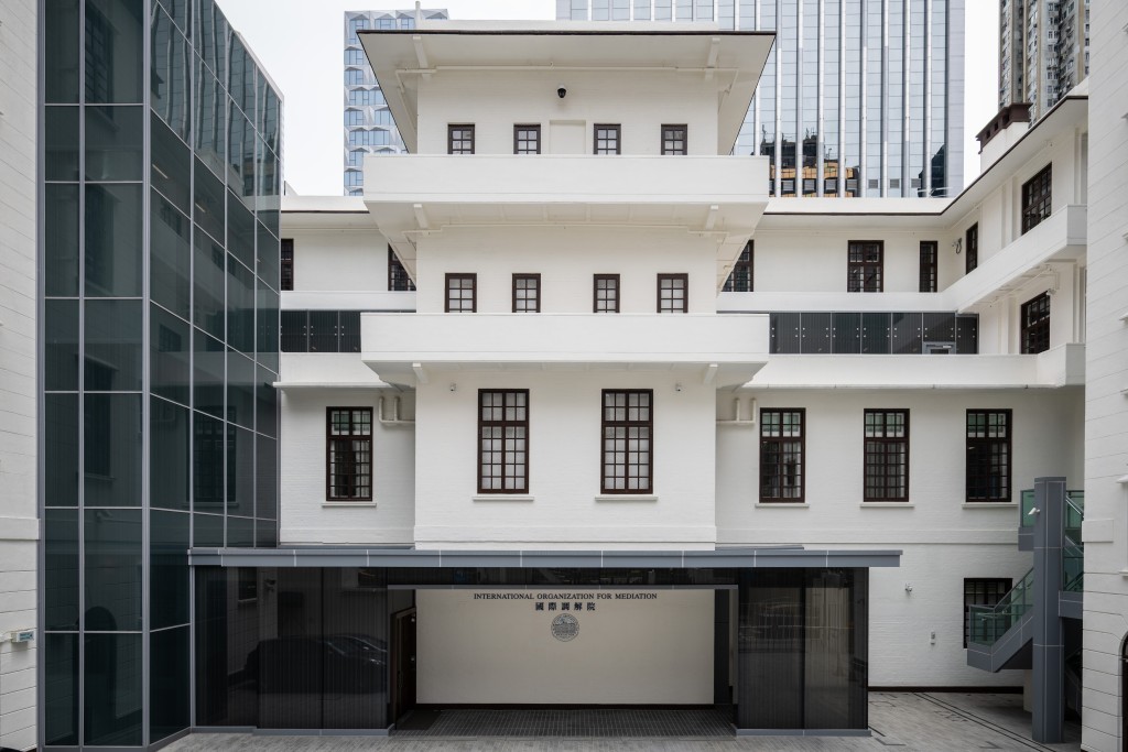 國際調解院總部大樓由屬二級歷史建築的舊灣仔警署改建而成。 國際調解院總部大樓由屬二級歷史建築的舊灣仔警署改建而成。