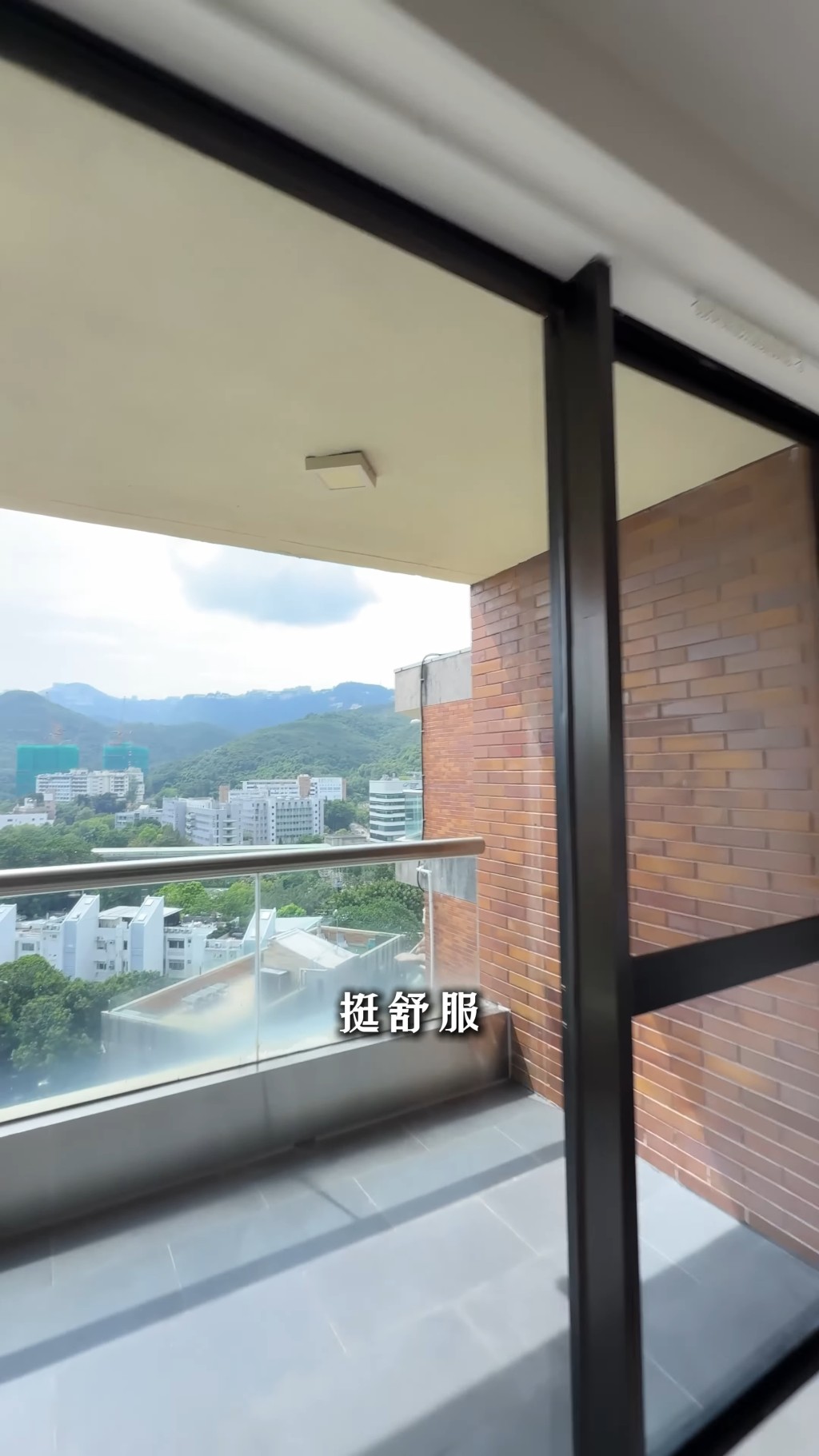 客房同樣有露台。（YouTube頻道「呂米高房產」截圖）