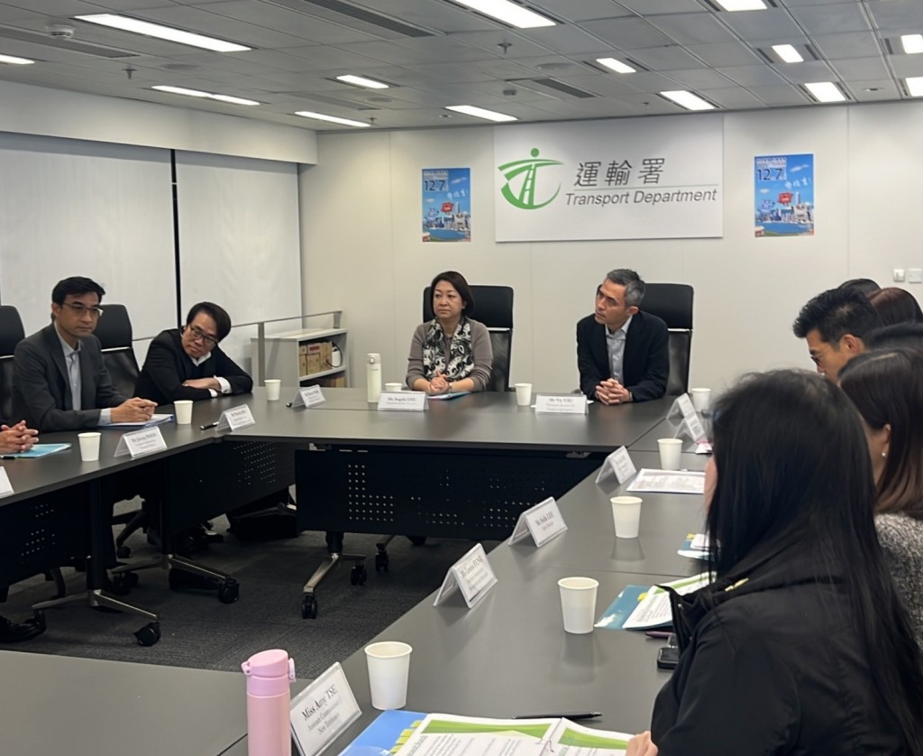 運輸及物流局常任秘書長丘卓恒先後到訪運輸及物流局轄下四個部門,鼓勵同事們支持立法會選舉。陳美寶網誌圖片 運輸及物流局常任秘書長丘卓恒先後到訪運輸及物流局轄下四個部門,鼓勵同事們支持立法會選舉。陳美寶網誌圖片