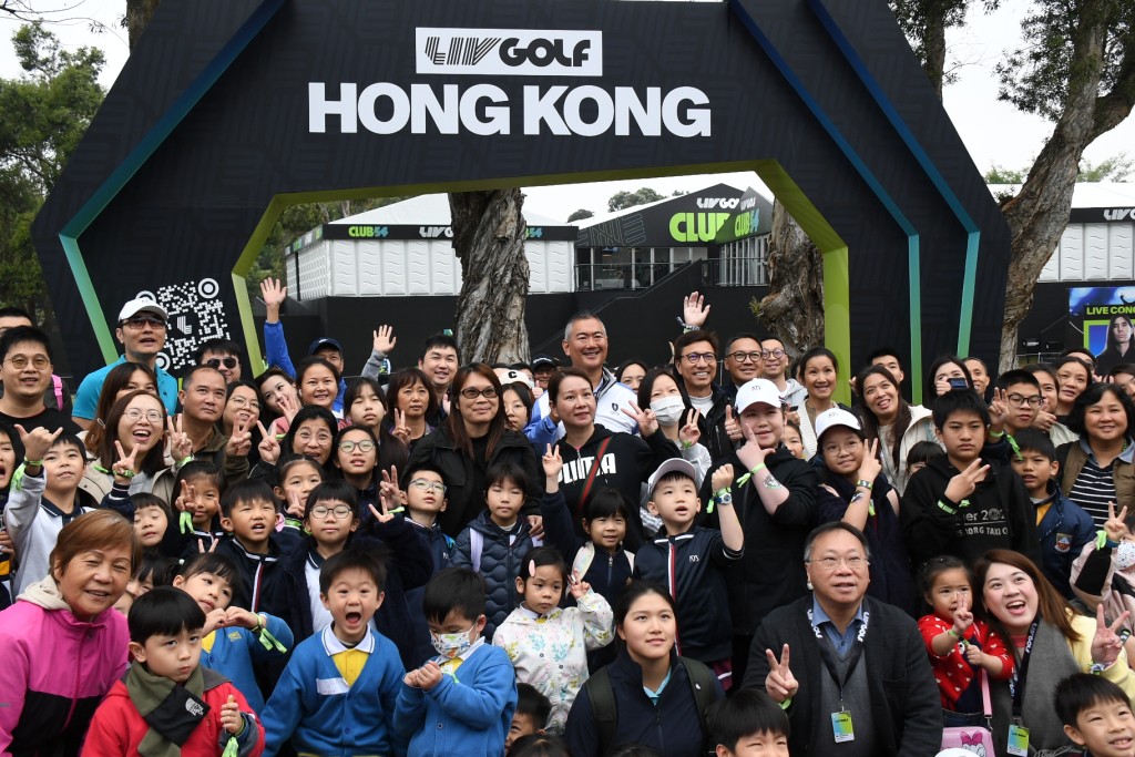 LIV Golf香港站比赛，小学生集体合照。 吴家祺摄