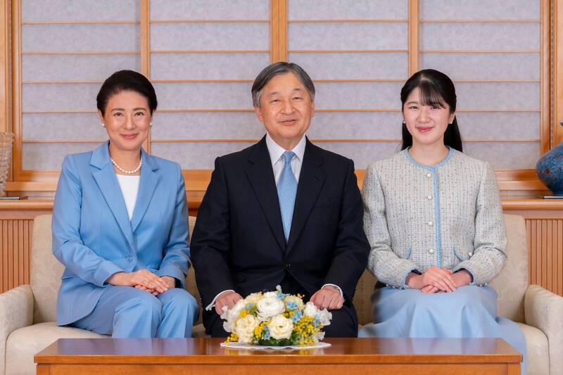 日本《皇室典范》修正草案已获参、众两院议长、副议长大致同意。图为德仁天皇、雅子皇后与爱子公主。美联社