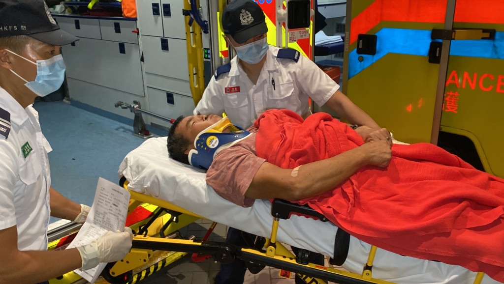 尖沙咀工程船男工墮海 腳傷送院