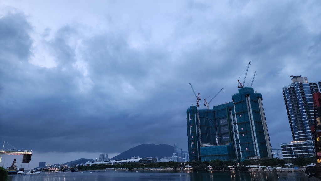 摩羯發展成熟，受其外圍環流影響，今早本港普遍風力增強，高地間中吹烈風。張家豪攝