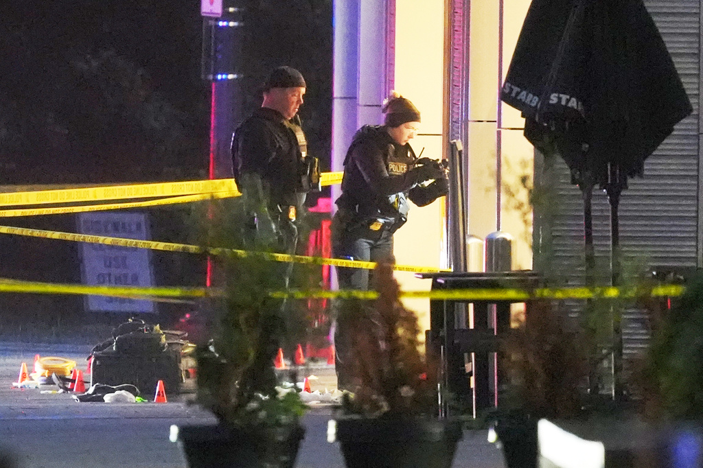 白宫外爆发枪击后现场画面。 美联社