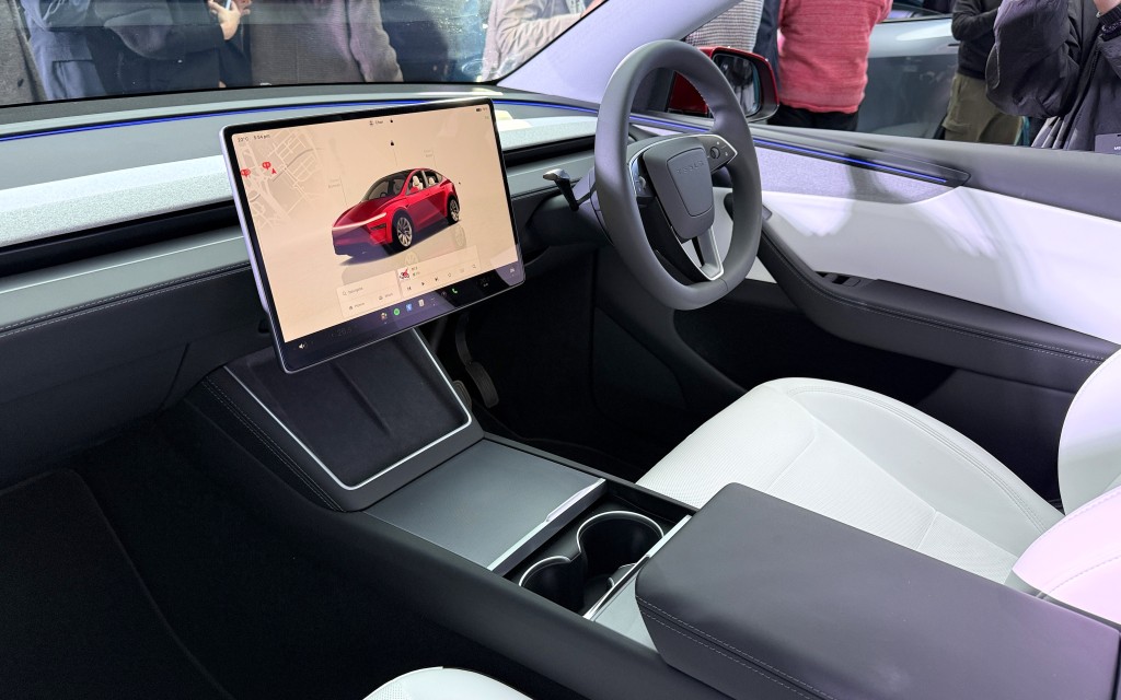 新款Tesla Model Y的15.4吋中控觸屏採用窄邊框設計，令屏幕面積看來加大不少。